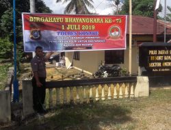 Sambut HUT Bhayangkara, Polsek Onembute Pasang Spanduk