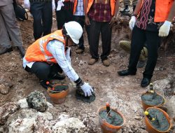 Arhawi Letakkan Batu Pertama Pembangunan GOR di Wakatobi