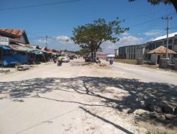 Jalan Sentral Laino Raha, Musim Panas Berdebu Musim Hujan Berlumpur