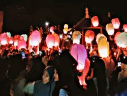 Ratusan Lampion Bertaburan Dilangit Benteng Keraton Buton