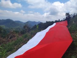 Sambut HUT RI ke-74, Personil Brimob Bentangkan Bendera Raksasa di Pegunungan Kolut