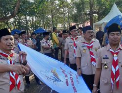 Pembukaan Kemah Eksekutif, Bupati Wakatobi Jadi Pembawa Bendera