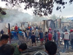 Ratusan Warga Padati Rumah Terbakar Hangus di Baubau