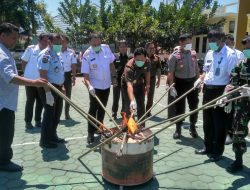 Kejari Muna Musnahkan Barang Bukti 103  Berkekuatan Hukum Tetap