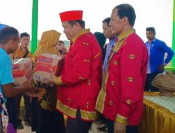 Bupati Muna Serahkan Bantuan Sosial Berbagai Jenis di Kecamatan Tongkuno