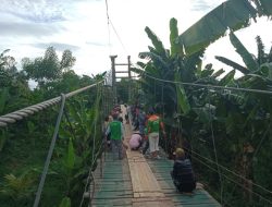 Lurah Bersama Masyarakat Sabilambo, Benahi Jembatan Gantung Tadadai