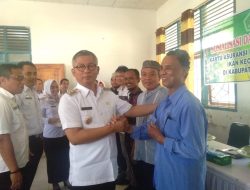 Wabup Konawe Serahkan Kartu Asuransi APPIK pada Pembudidaya Ikan