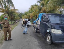 Cegah Virus Corona, Relawan Covid-19 Mowewe Semprot Kendaraan Pakai Disinfektan