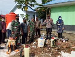 Puskesmas Anggotoa Gandeng Polsek dan TNI Gelar Penyemprotan Disenfektan