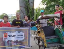 LMND Baubau Bagi-bagi Paket Sembako pada 100 Kaum Duafa Disisi Jalan