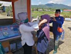 Cegah Penyebaran Covid- 19 di Koltim, TP PKK Bagi Masker di Jalan