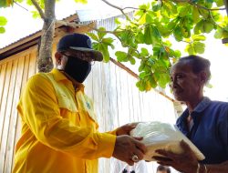 Golkar Wakatobi Bagi 4.100 Kantung Beras Berisi 5 Kg