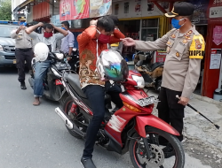 Kapolres Wakatobi Bersama PJU Bagikan Masker Gratis Kepada Warga