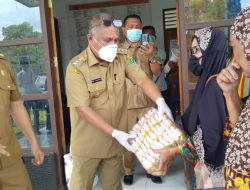 Bupati Konawe Salurkan Ratusan Paket Sembako untuk Lansia