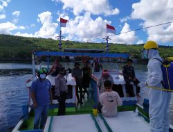 Cegah Covid-19, Polsek Binongko Lakukan Penyemprotan Disinfektan di Kapal Ikan