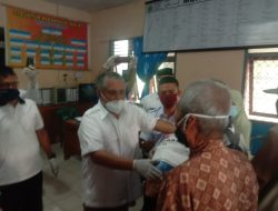 Bupati Konawe Bagikan Paket  Sembako kepada Warga