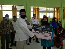 Bupati Wakatobi Serahkan  Bantuan Sosial Tunai Kemensos ke Warga Terdampak Covid-19