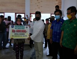 Bupati Wakatobi Serahkan BLT, Setiap Keluarga Terima Rp 600 Ribu Selama 3 Bulan