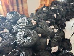 Alumni 93 SMAN 1 Kendari Salurkan Bantuan Sembako pada Korban Kebakaran Pasar Laino