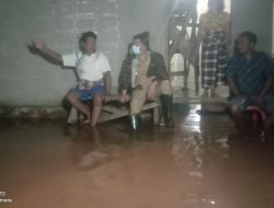 Peduli Warga, Gusli Topan Sabara Kunjungi Korban Banjir di Malam Hari