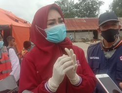 Titin Nurbaya Saranani Salurkan Bantuan PMI Konawe Kepada Korban Banjir