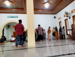Peringati 10 Muharram, Pemdes Anggohu Beri santunan Pada Anak Yatim