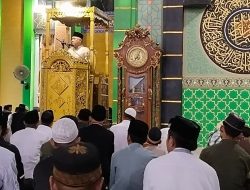 Bupati Konawe Melaksanakan Sholat Idul Fitri 1444 H Di Masjid Babusallam