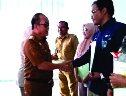 Pj. Bupati Konawe Serahkan Ratusan Sertifikat Tanah Warga Program PTSL
