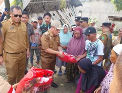 Melawat Korban Bencana, Pj Bupati Konawe Salurkan 500 Paket Bantuan