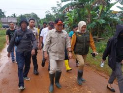 Pj Bupati Konawe Salurkan Bantuan Di Dua Desa Kecamatan Pondidaha Yang Terdampak Banjir