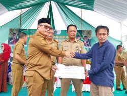 Pj Bupati Konawe Serahkan Bantuan Pada Korban Kebakaran Puriala