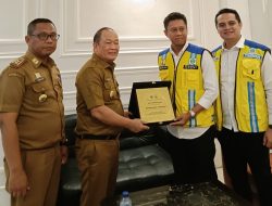 Kepala BWS Sulawesi IV Kendari Berikan Penghargaan kepada Penjabat Bupati Konawe Harmin Ramba