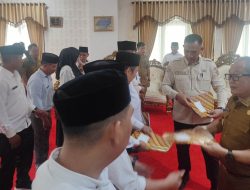 Serahkan SK Perpanjangan Masa Jabatan Ketua BPD, Pj. Bupati Konawe: Jadilah Mitra Kades Yang Baik